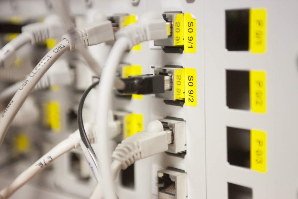 Netzwerkkabel in Datenschrank