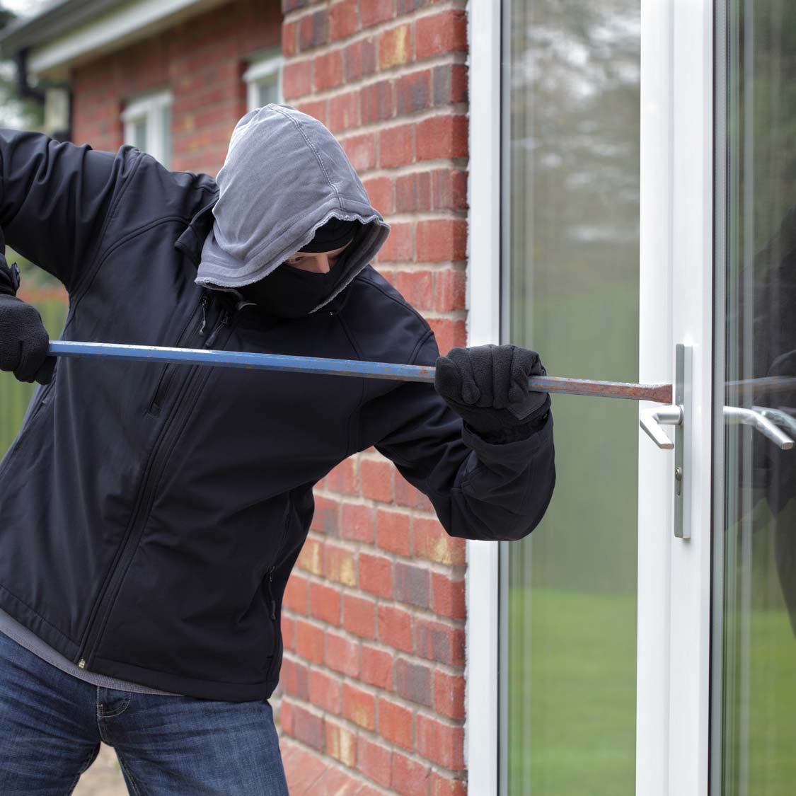 Einbrecher an Fenster