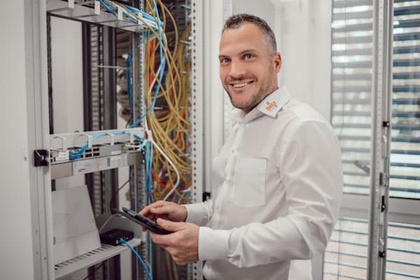 Mann vor Datenschrank