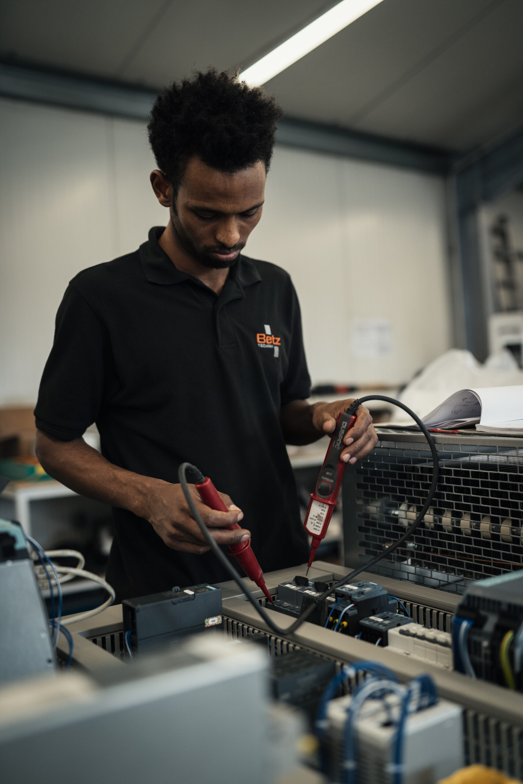 Azubi mit Messgerät