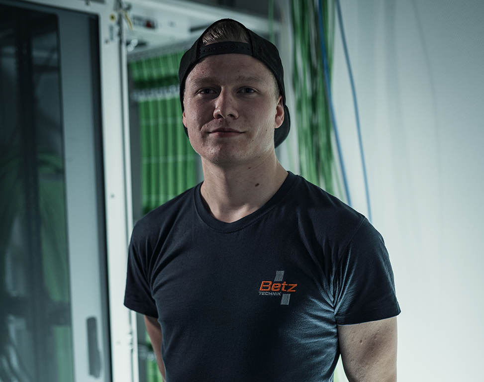 Azubi vor Datenschrank