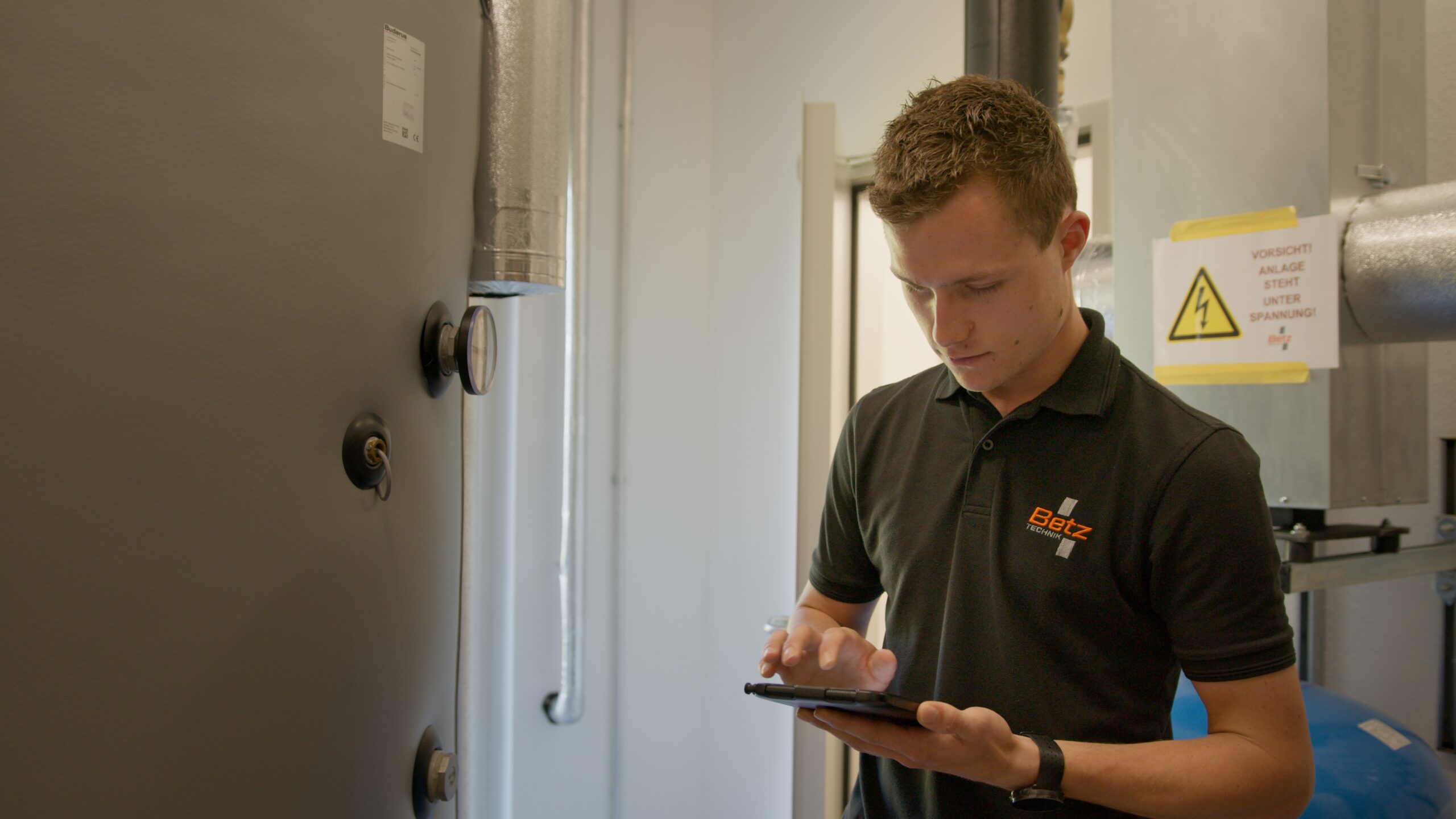 Mann vor Heizungskessel