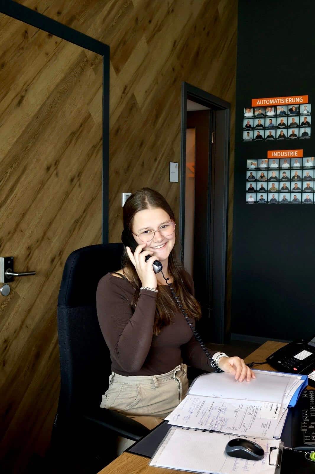 Auszubildende an Schreibtisch